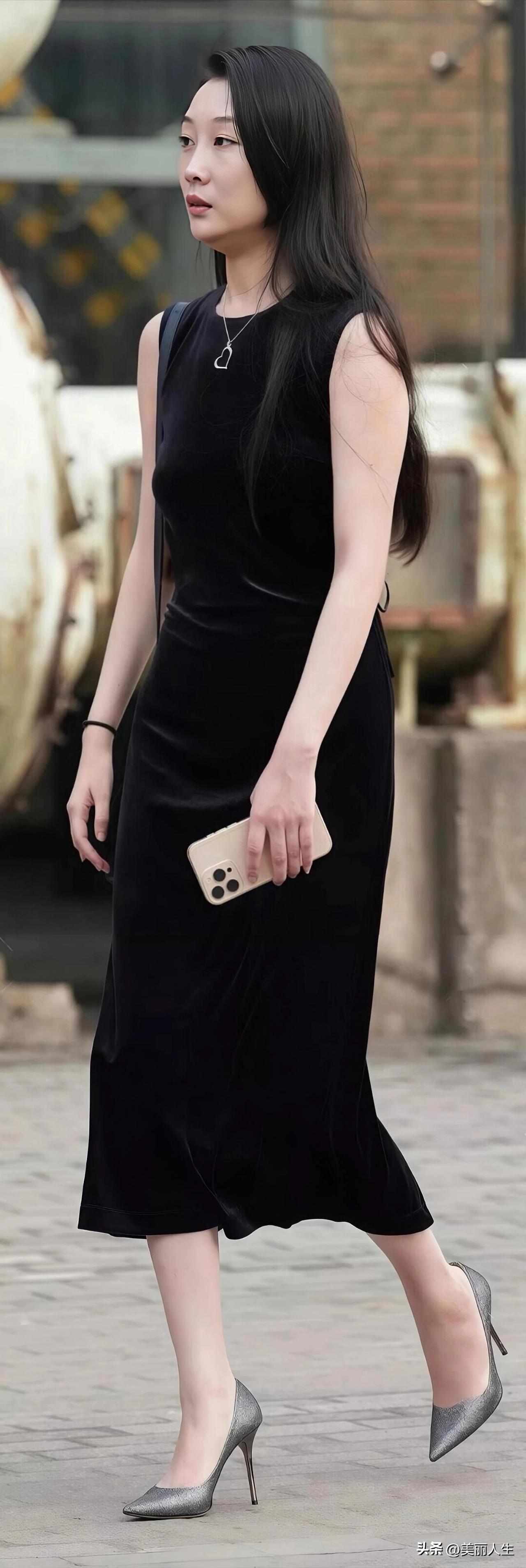 黑裙飘飘，步履生姿。