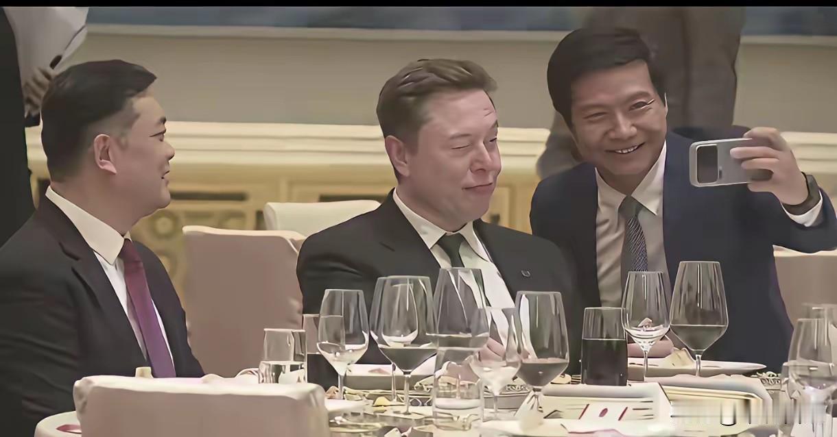 看到这张图片人物表情，大家心里会是什么滋味呢？
马斯克是在故意做鬼脸呢？
还是不