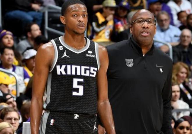 NBA总决赛，马刺对阵尼克斯的G5比赛中，出现了非常奇葩的一幕。比赛一开始， 跳