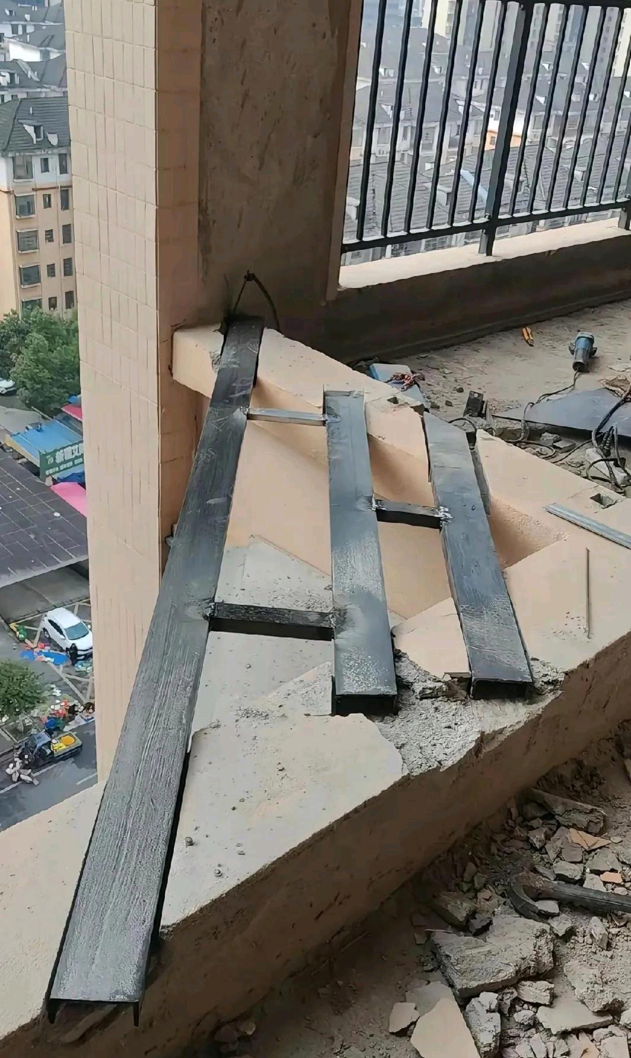 这个阳台加装看着都吓人！