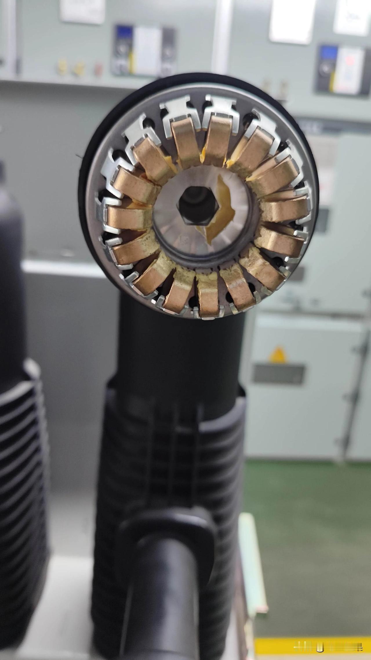 电工老铁看过来，说说这个东西有啥用


如图所示，我们每个电工都经常见到的东西，