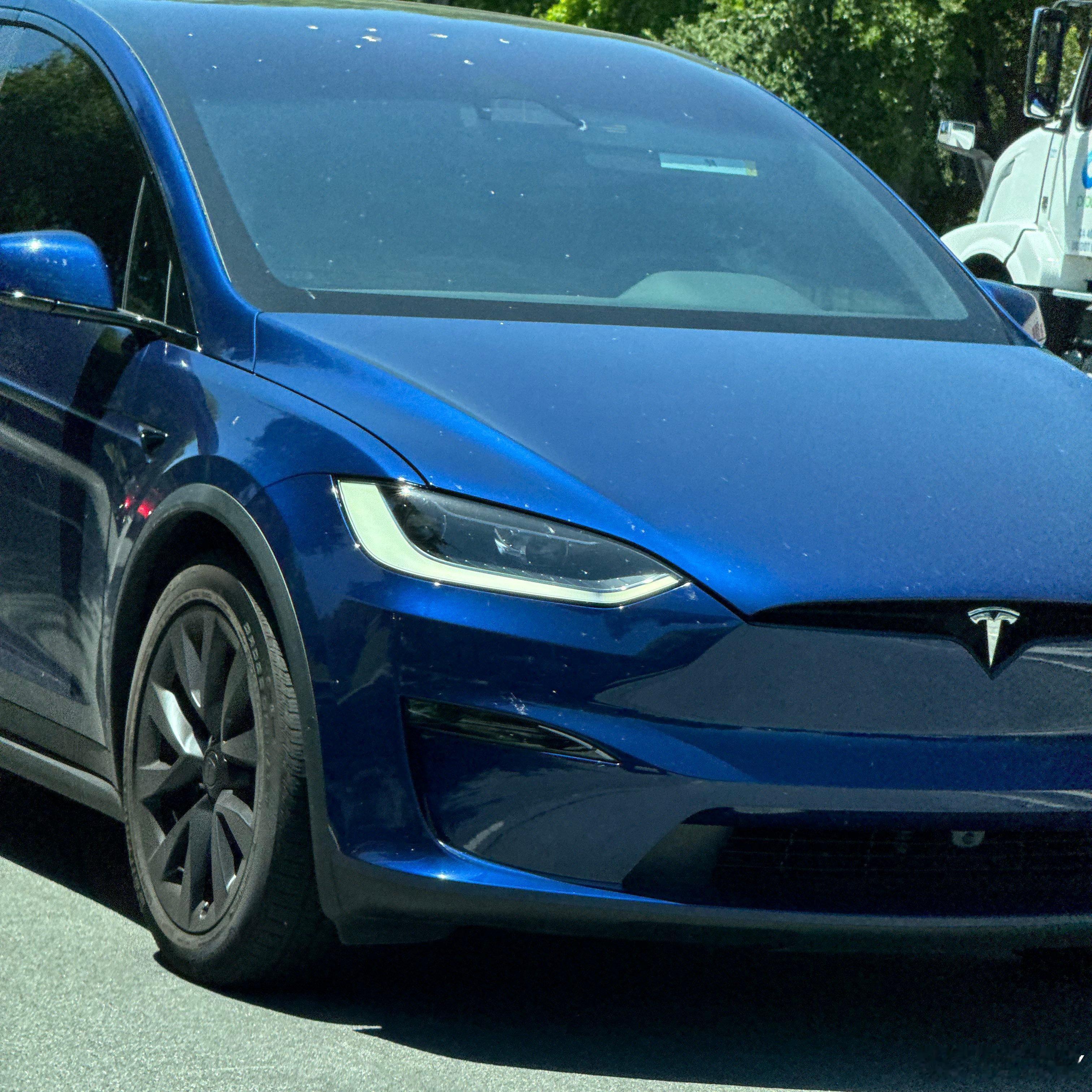 改款 Model X 细节也来了：-前保险杠摄像头-新的 20 英寸车轮-车内氛