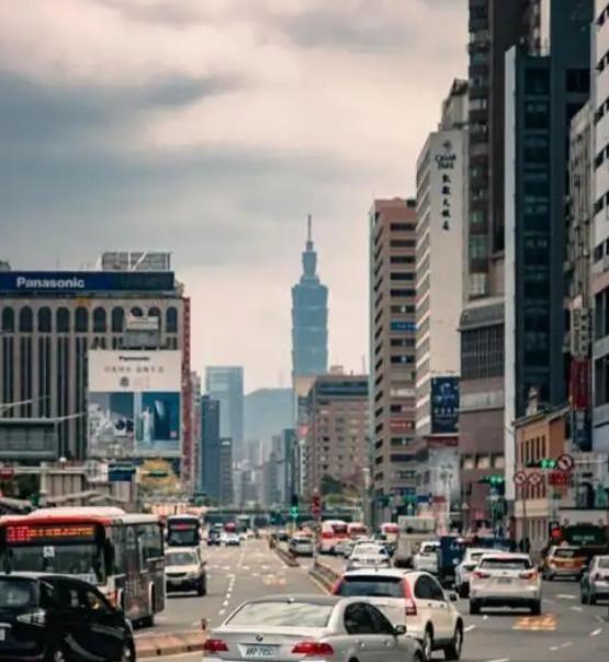 一位福建小伙曾经提出了一个统一台湾的绝佳建议，那就是让内地大爷大妈去台湾旅游，然