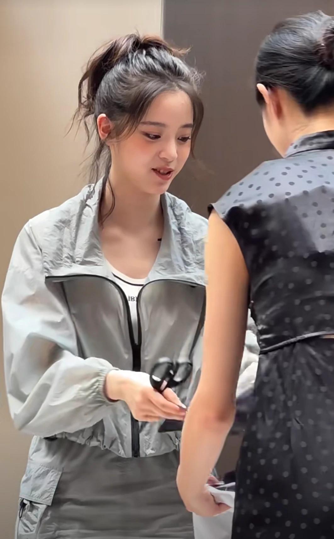 昆明偶遇欧阳娜娜参加线下活动
看到本人才发现欧阳娜娜好美呀！
本人五官特别小巧精