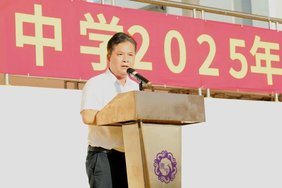 我的前同事现在是广东惠州市一所重点高中的校长，想当年我们同一年毕业，住在同一间宿