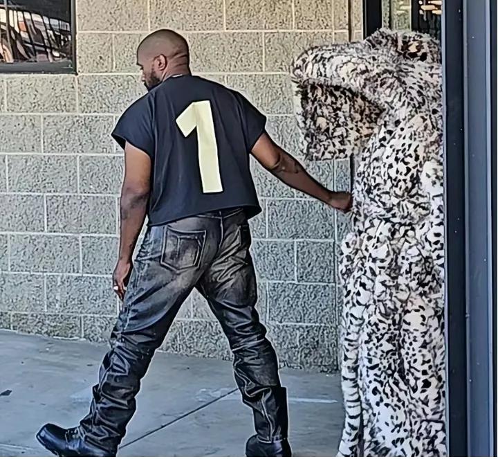 搞不懂他俩总一直这样，到底是为什么？真的令人费解？

侃爷老婆出街彻底火了！素来