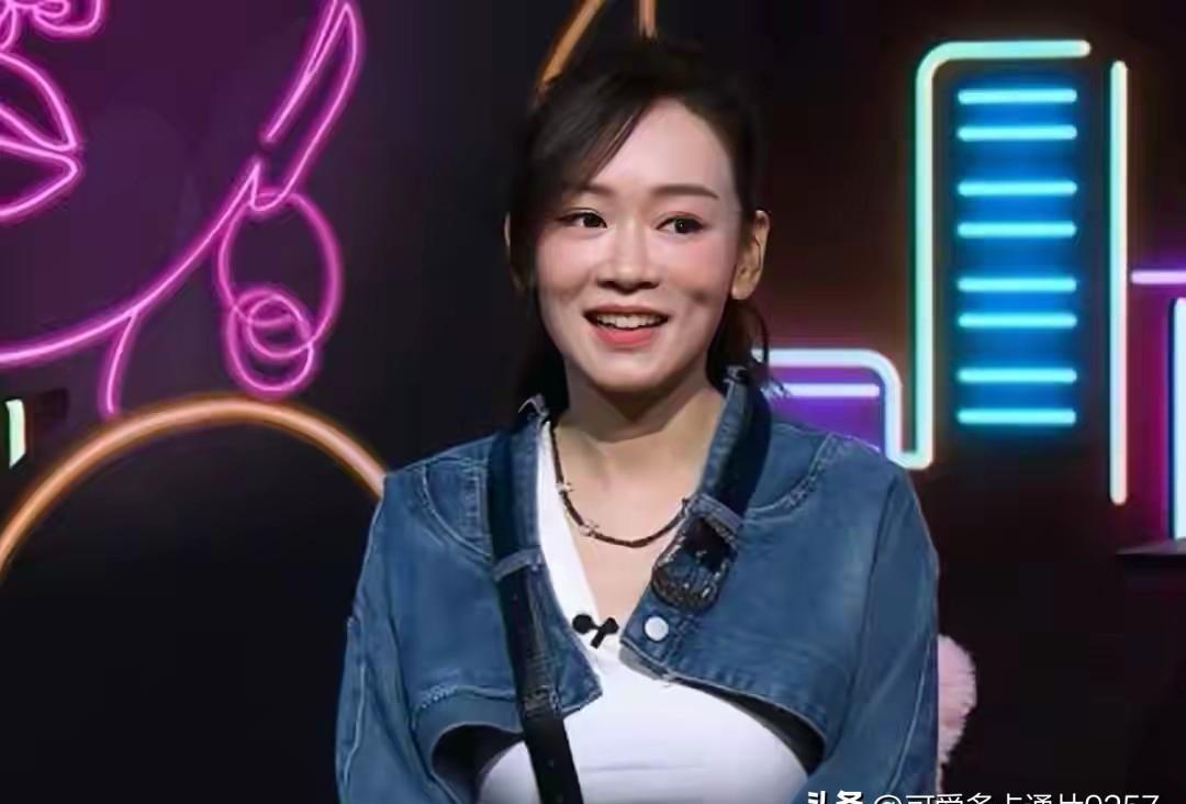 2001年港姐冠军，2025年直播卖爆千万港币，她没靠剧本，靠的是活下来。
没人