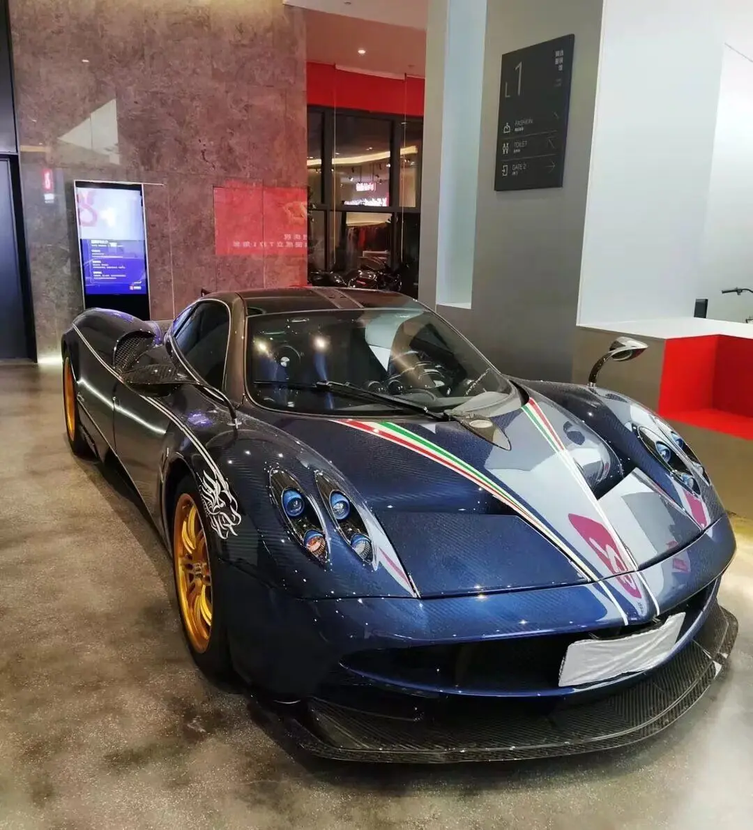 帕加尼Huayra 龙版，碳纤维艺术品 시간이 멈춘 곳, 탄소 위에...