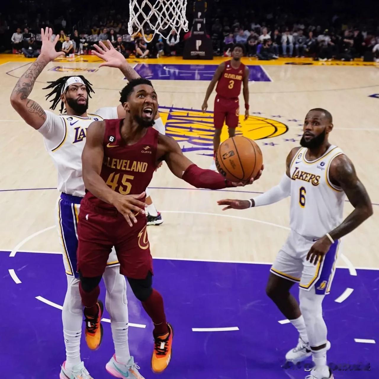 明天湖人队对阵骑士队的最便宜门票😳

TickPick：191美元
游戏时间：