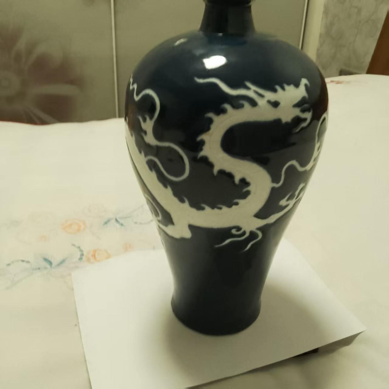 元代霁蓝釉白龙纹梅瓶，共鉴赏。