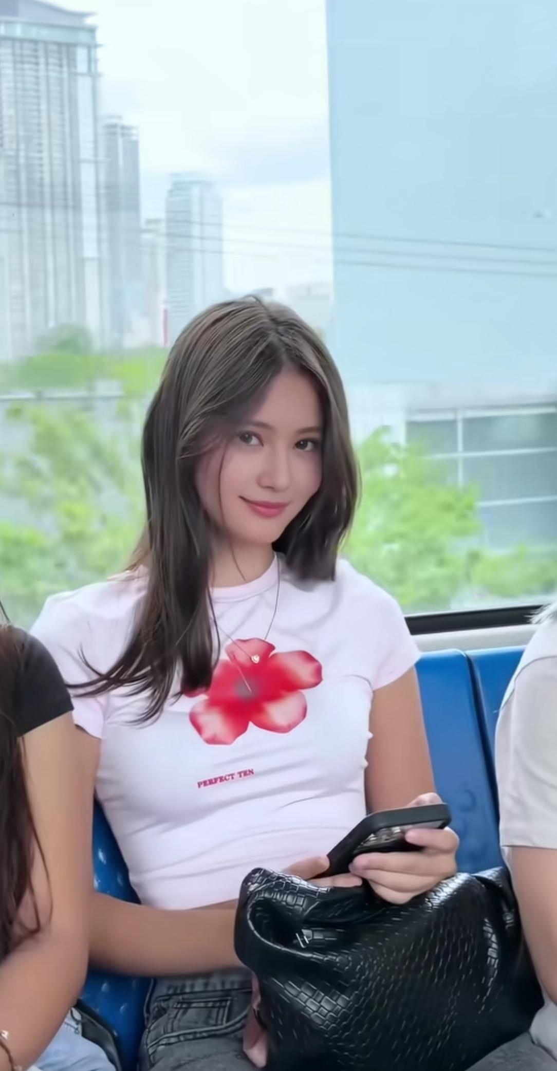 能力更为重要，学历不过是能力的一种点缀。

不可否认，在求职伊始，学历或许能够为