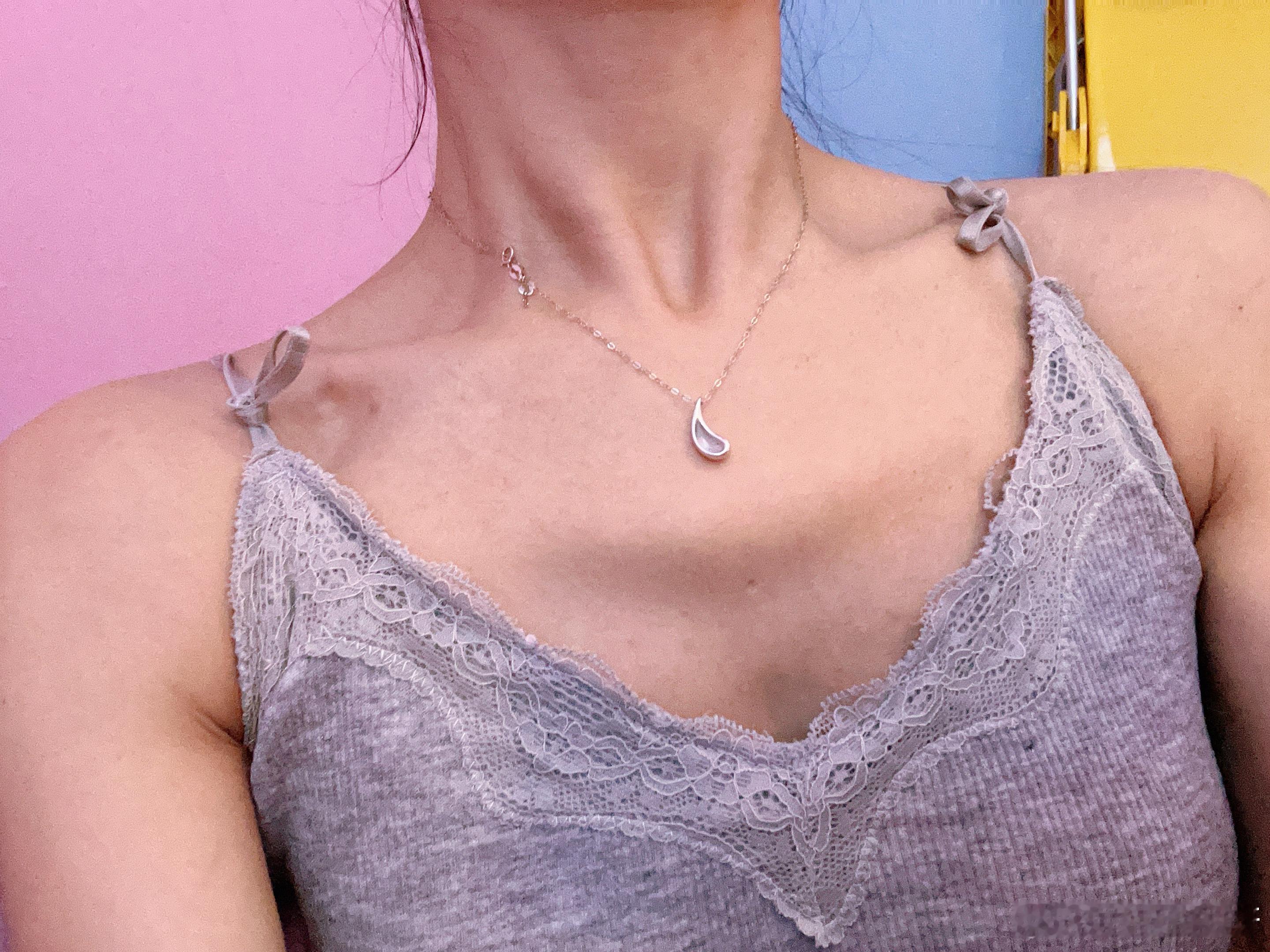 一整天，每秒都需要拉肩带的痛苦就像油腻的刘海呼脸上，之前丢了很多掉肩带的衣服，丢