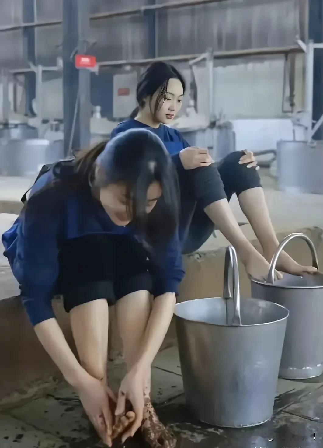 有人说 ，
茅台车间的踩曲女，
光脚踩曲太不卫生了，

万一有脚气或什么病，
那