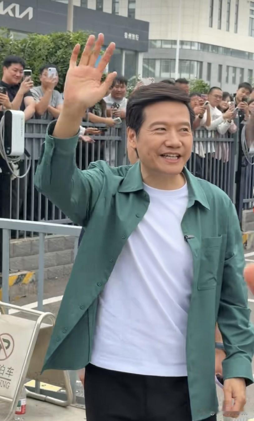 雷军现身徐州交付现场，亲自为车主开门，太接地气了！
 
一身简单休闲的绿色外套搭