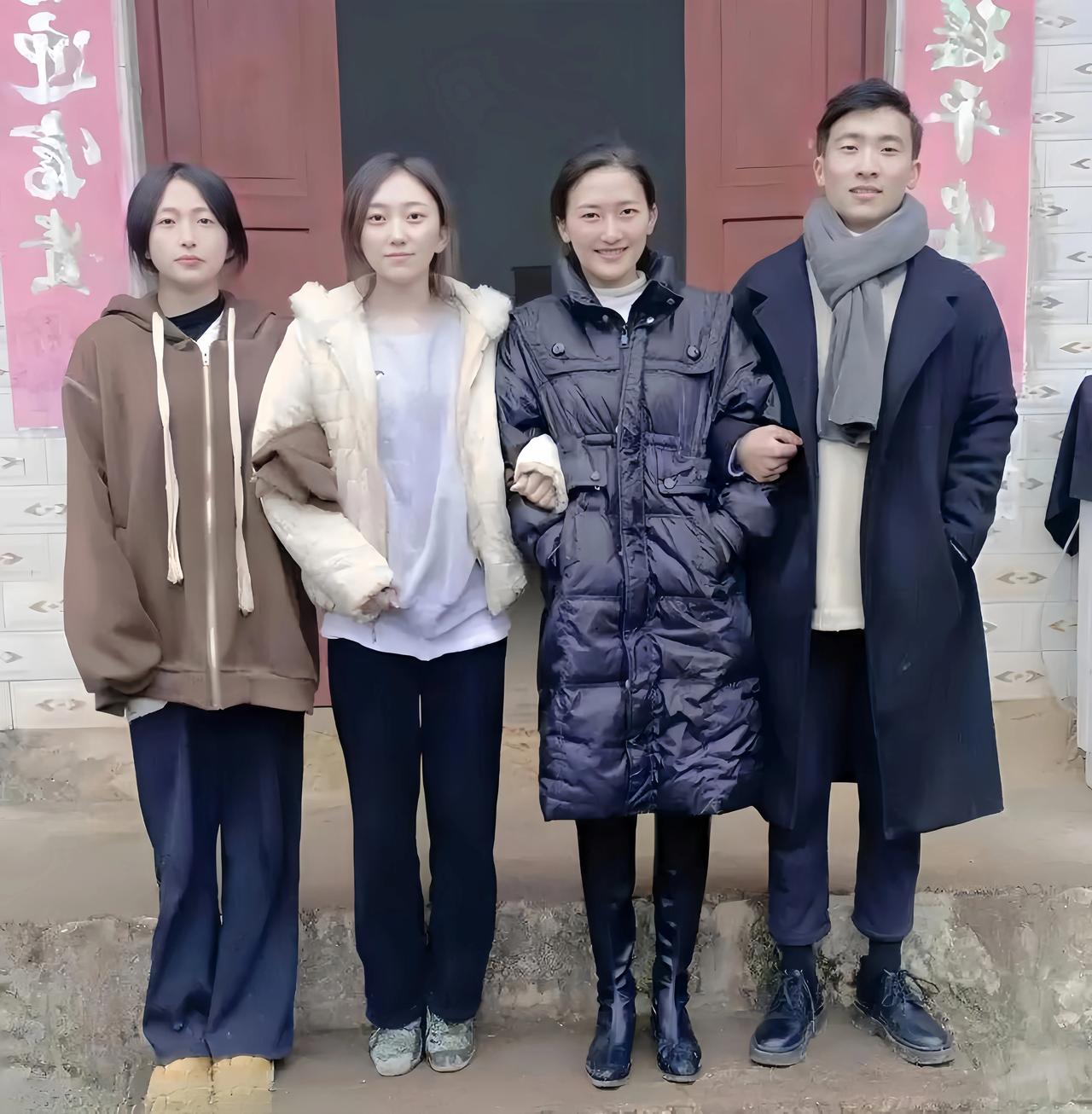 一个家庭的三个妹妹和哥哥在老家门口拍摄的一张合影。