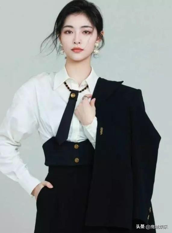 许佳琪以黑白造型展现甜酷风格，诠释经典穿搭的现代演绎。 
她身穿黑色高腰连体裤搭