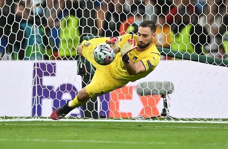 多纳鲁马这波操作简直封神！94分钟那记神扑，连曼城官推都忍不住调侃他“唯一缺点就