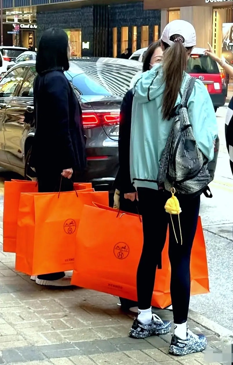 有网友在香港偶遇李嘉欣，提着好多奢侈品袋子，收获满满！不愧是贵妇啊，买奢侈品跟买