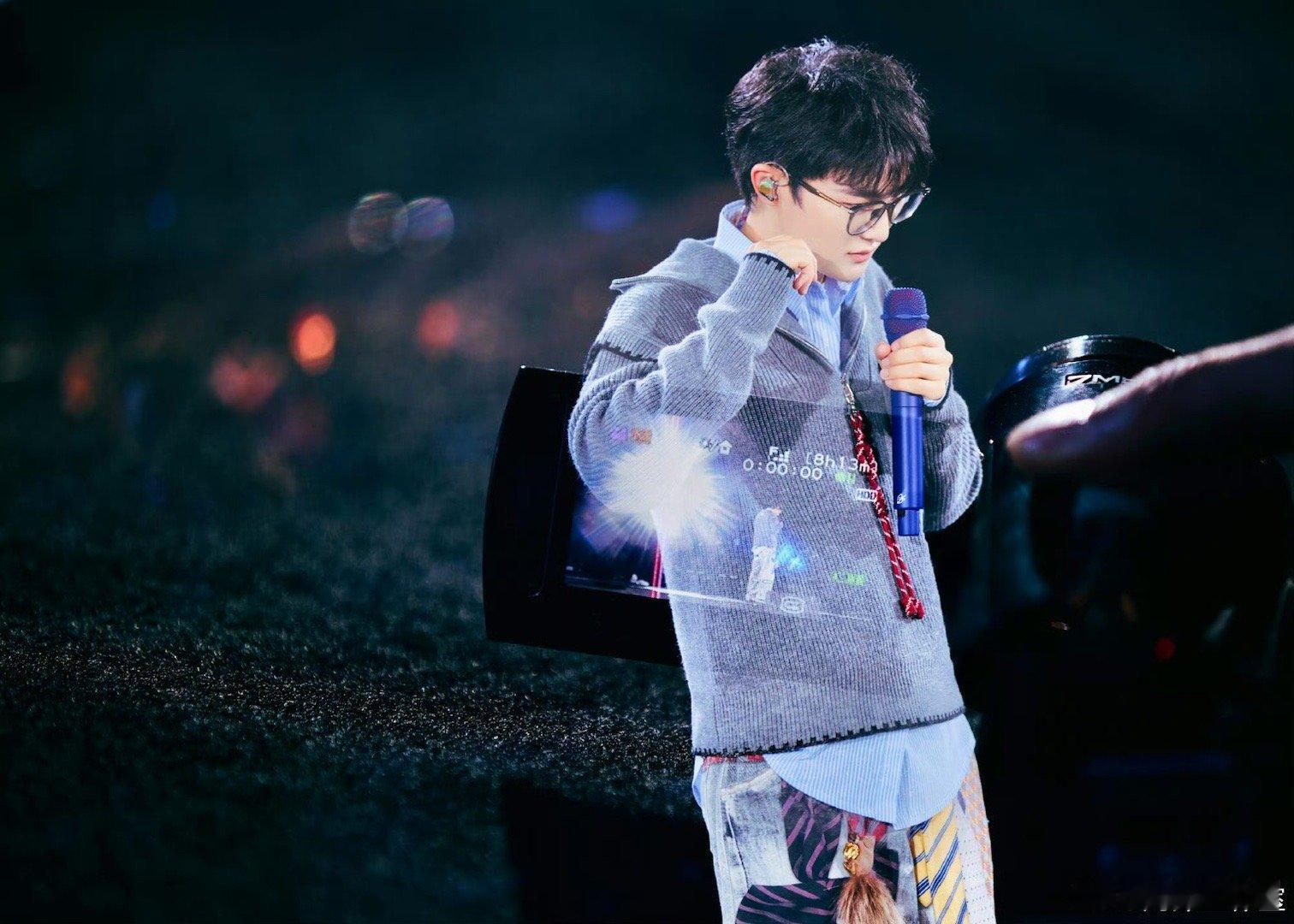 周深举这牌班味一下就上来了 周深手上那“深圳打工”的牌子简直灵魂道具，一句“因为