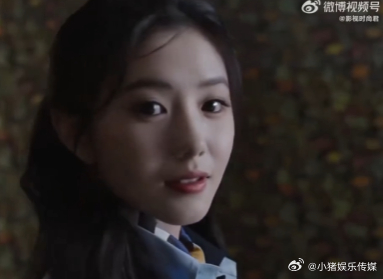 刘浩存回头这一幕好美 刘浩存回头那瞬间，时光都仿佛被按下了慢放键。她眼神里的光，