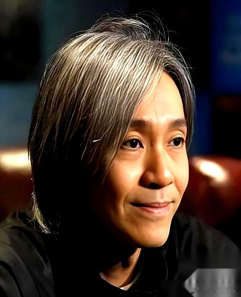 建议你别心疼周星驰63岁未婚。懂的人都明白，那是他的铠甲。 7岁父母离异，跟着妈