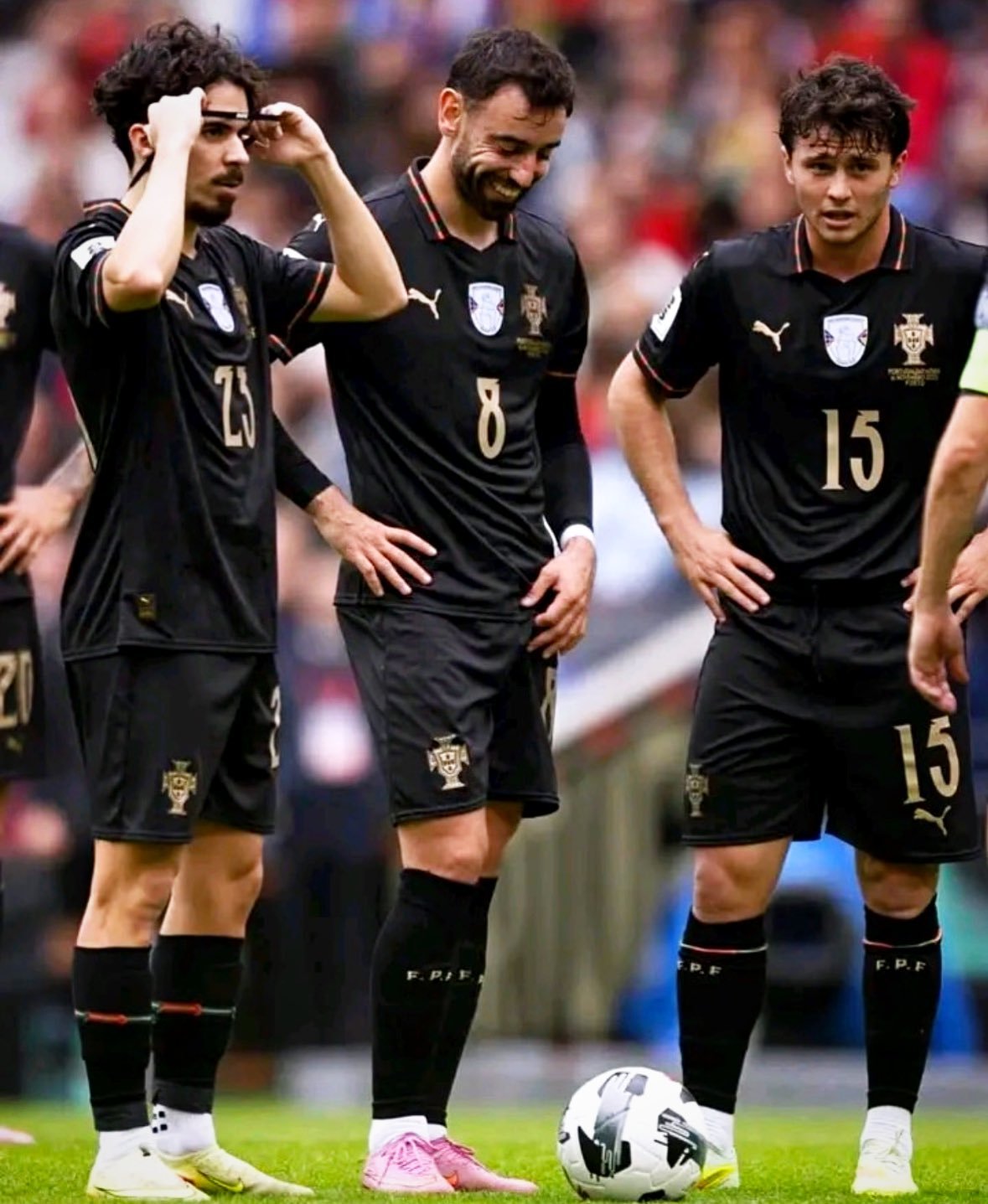 维蒂尼亚谈世界前3中场：要选出前三名，对我来说有点难，很难只选两个。我会选若昂·