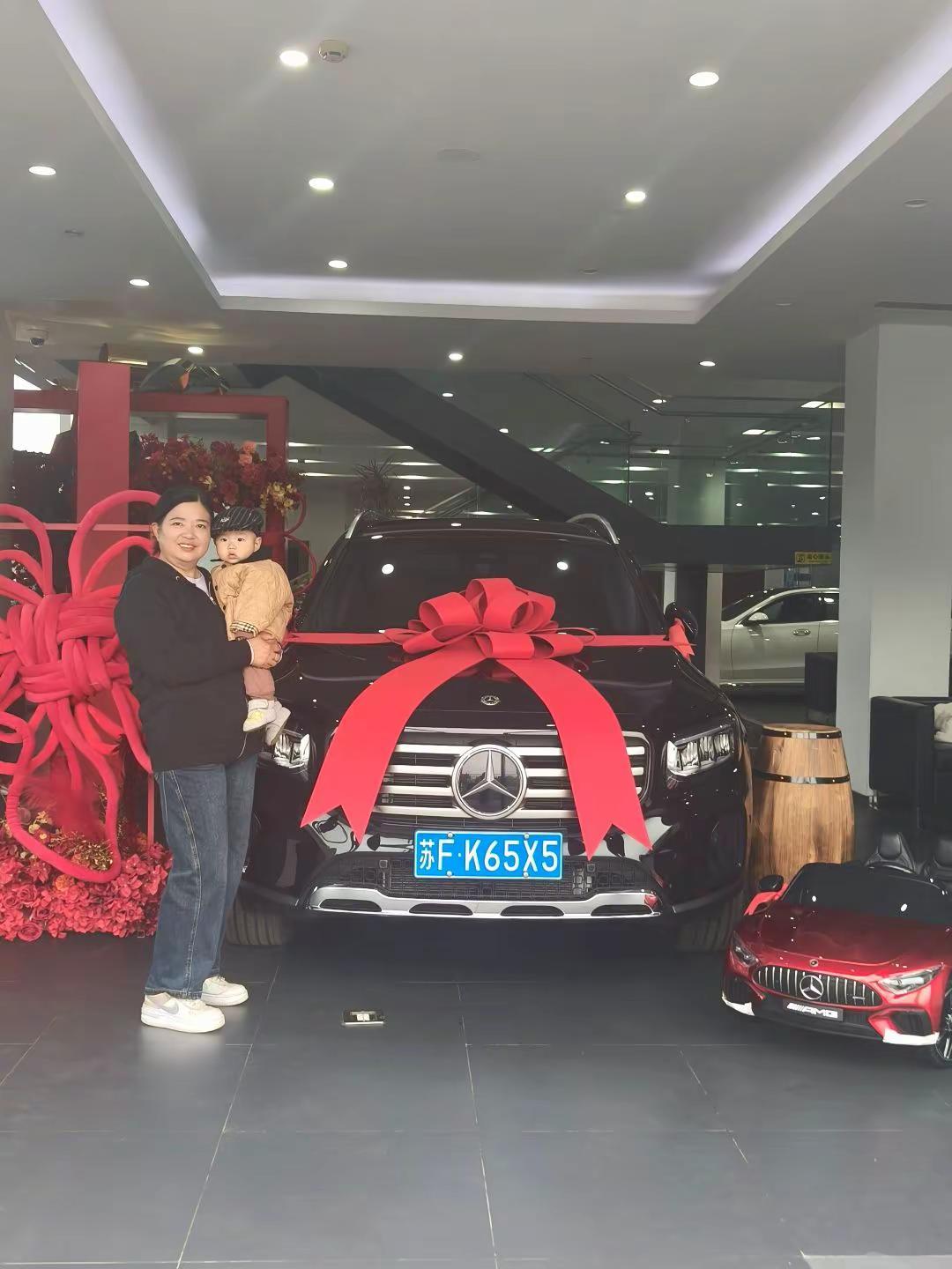 小手握方向盘，红色AMG梦中情车🚗✨  萌娃驾到