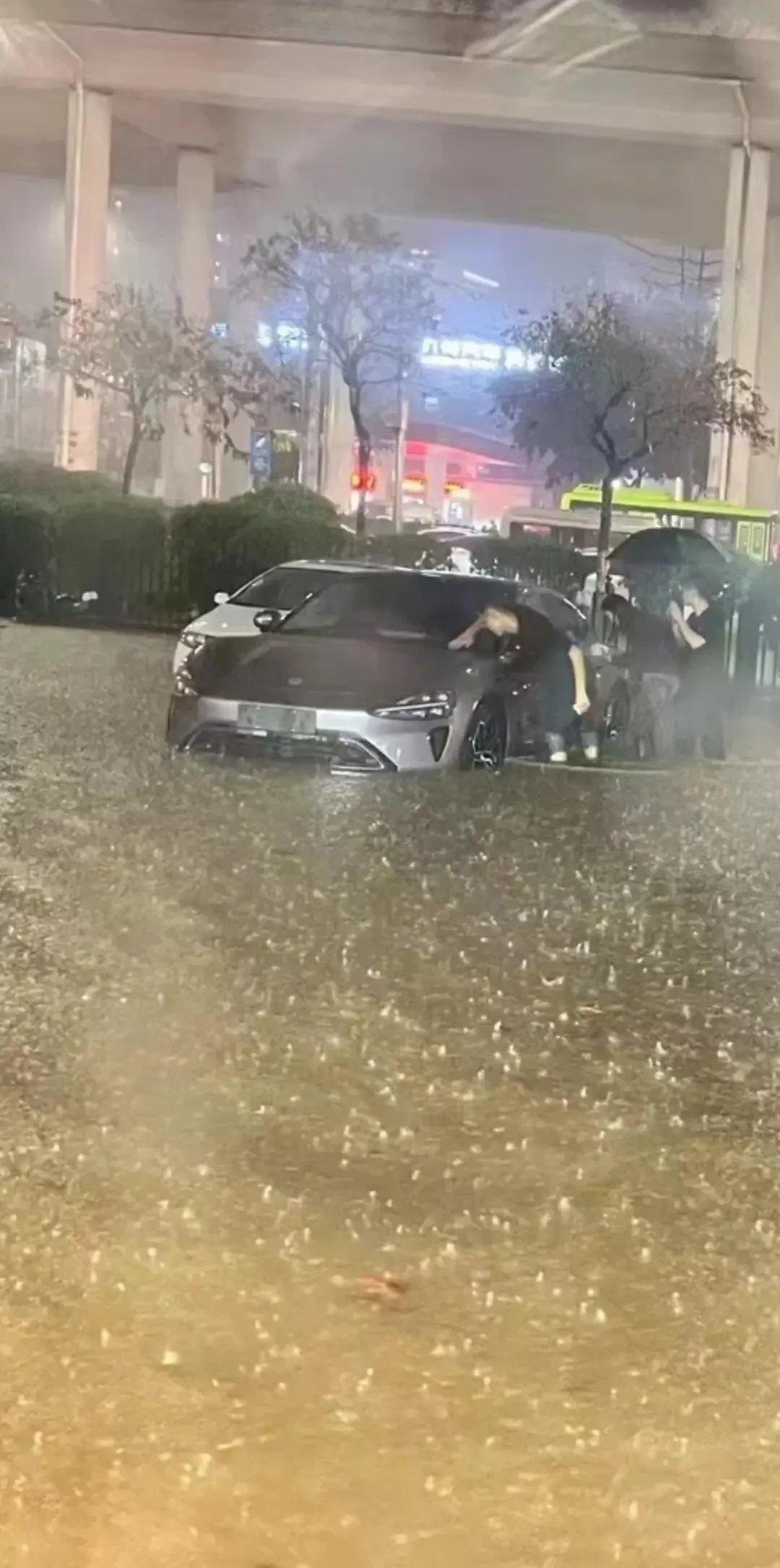 广州番禺突降暴雨，小米汽车全国首泡。。。#广州暴雨##小米汽车[超话]# ​​​