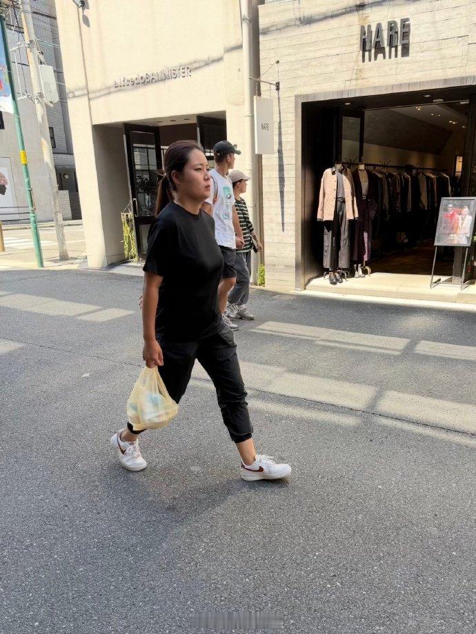 偶遇李嘉格与男友牵手逛街 李嘉格与男友大阪牵手逛街被偶遇！甜蜜牵手画面配上萌萌的