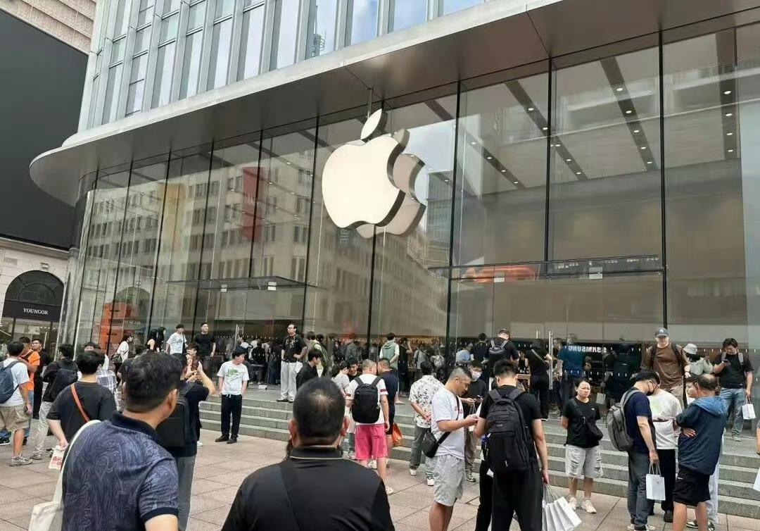 囤iPhone17的手机商亏惨了 囤上一代手机也是迷糊操作啊，新机发售老款肯定是