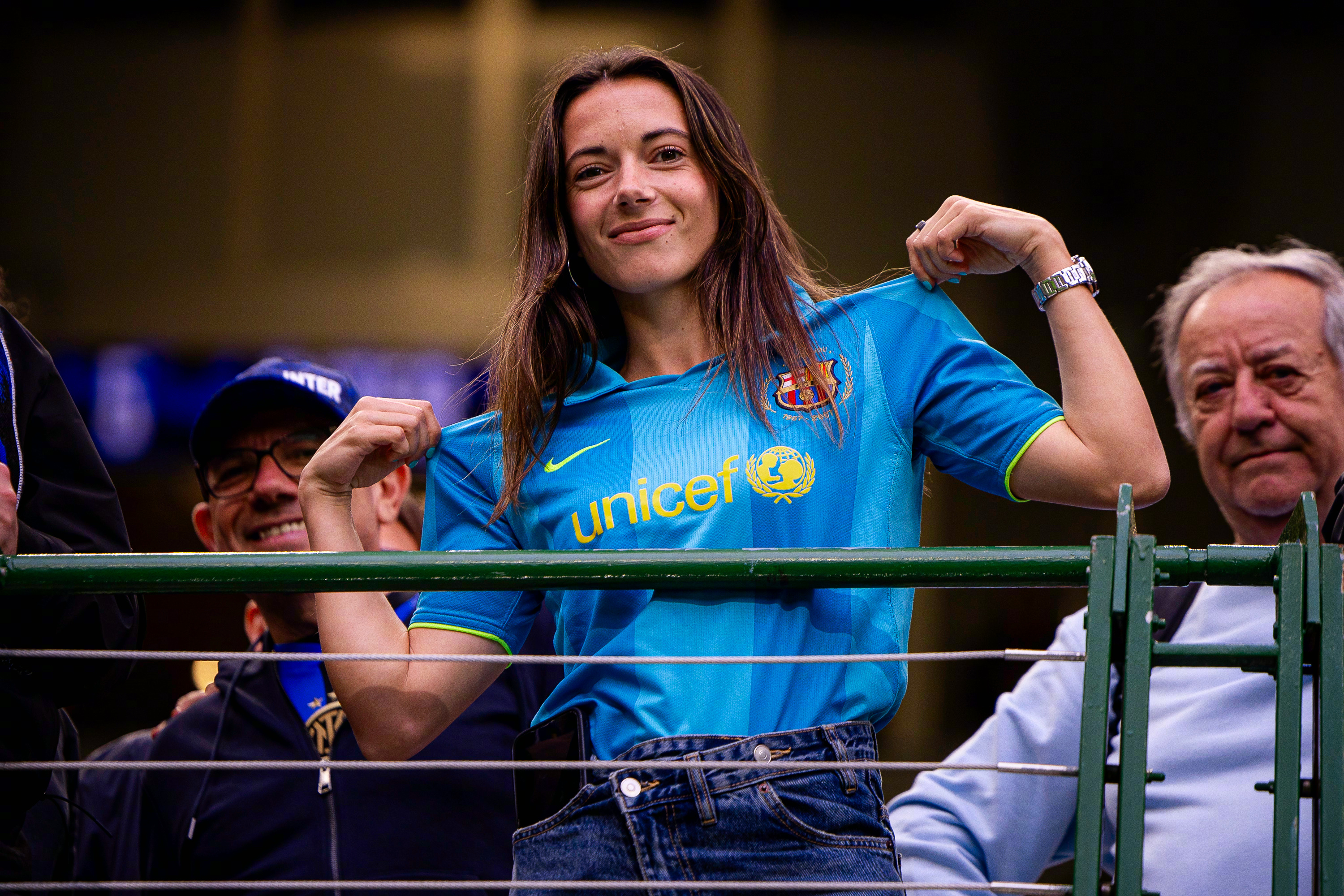 ⚽️ 国米vs巴萨 👸 女王现场助阵，为了胸前的队徽，今夜战斗到底💪巴萨[超