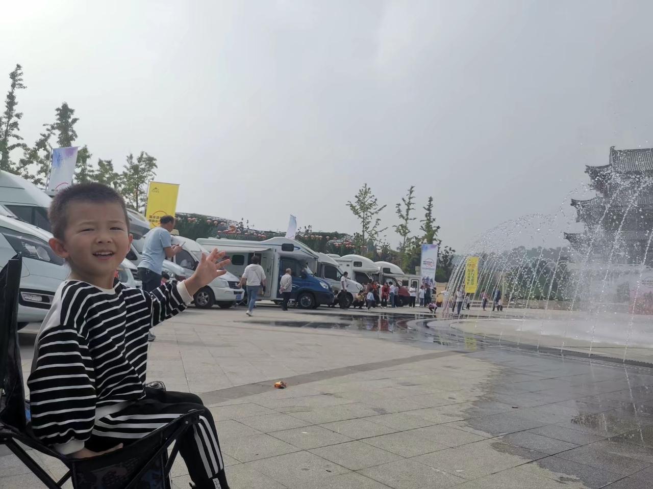 退休开房车出门自在潇洒，总有人逮着我念叨：咋只顾自己玩，不在家带孙子？
咱实话实