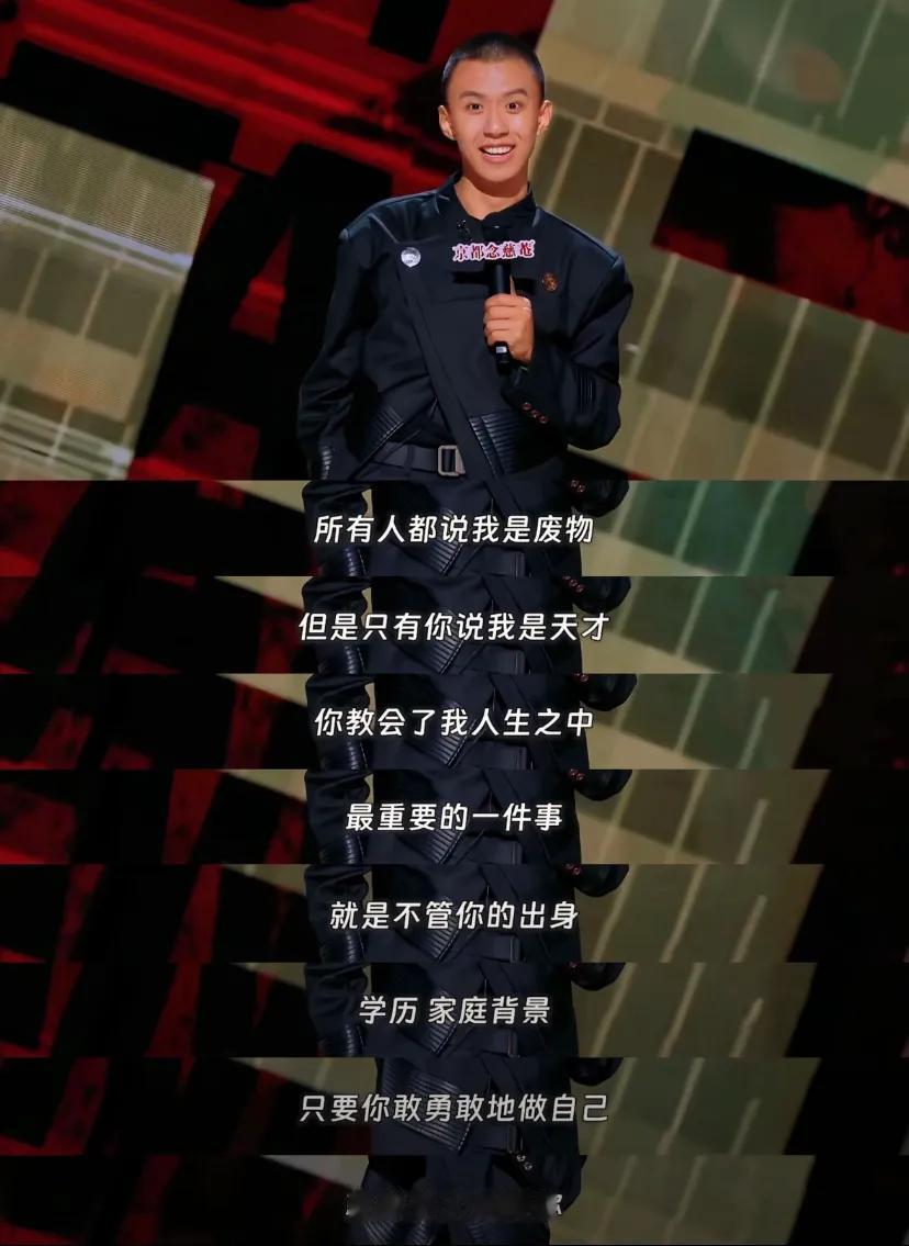 看了很多遍才反应过来，付航这句话在致敬星爷，他和星爷一样，讽刺了一切，唯独没有讽