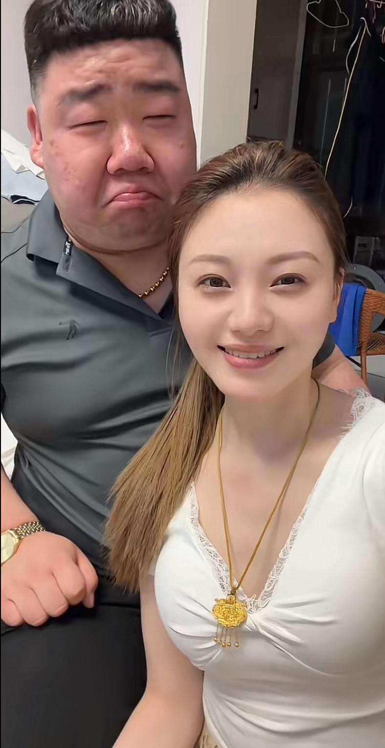 河南龙哥，花了12000元，给老婆入手了老凤祥的镂空流苏黄金吊坠，戴上身又大气又
