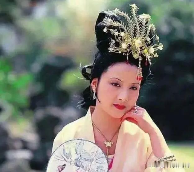 90年代，张国立邓婕夫妇东拼西凑了500万，买下北京郊区一个1000平的荒地。朋