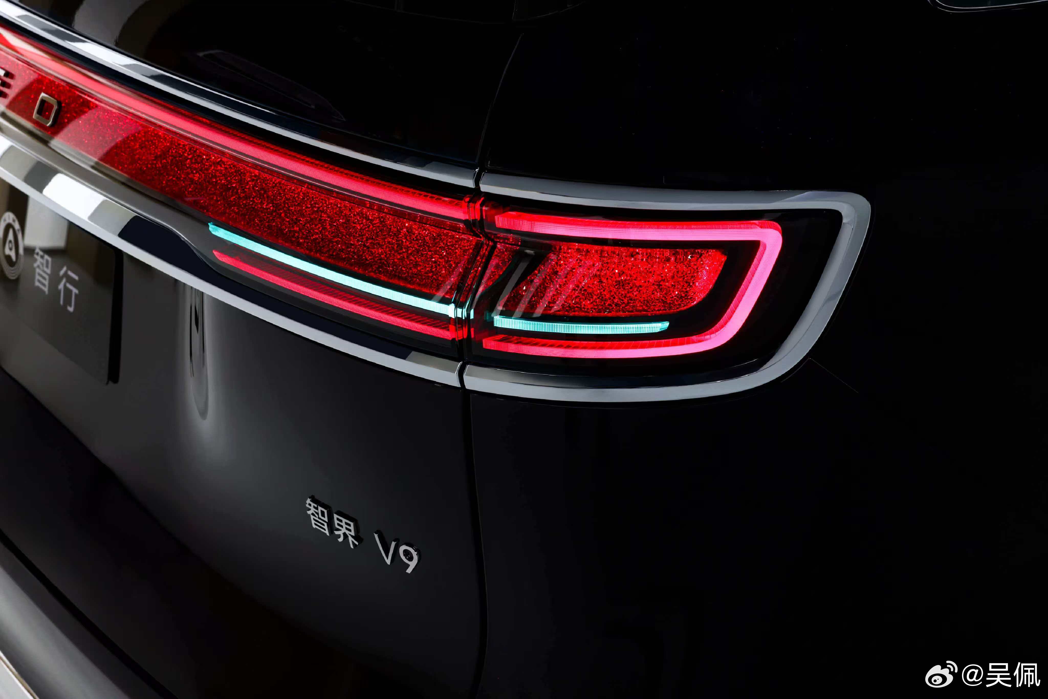 鸿蒙智行首款旗舰MPV智界V9亮相，这个尺寸这个个头，实车比图片看起来还要更大一