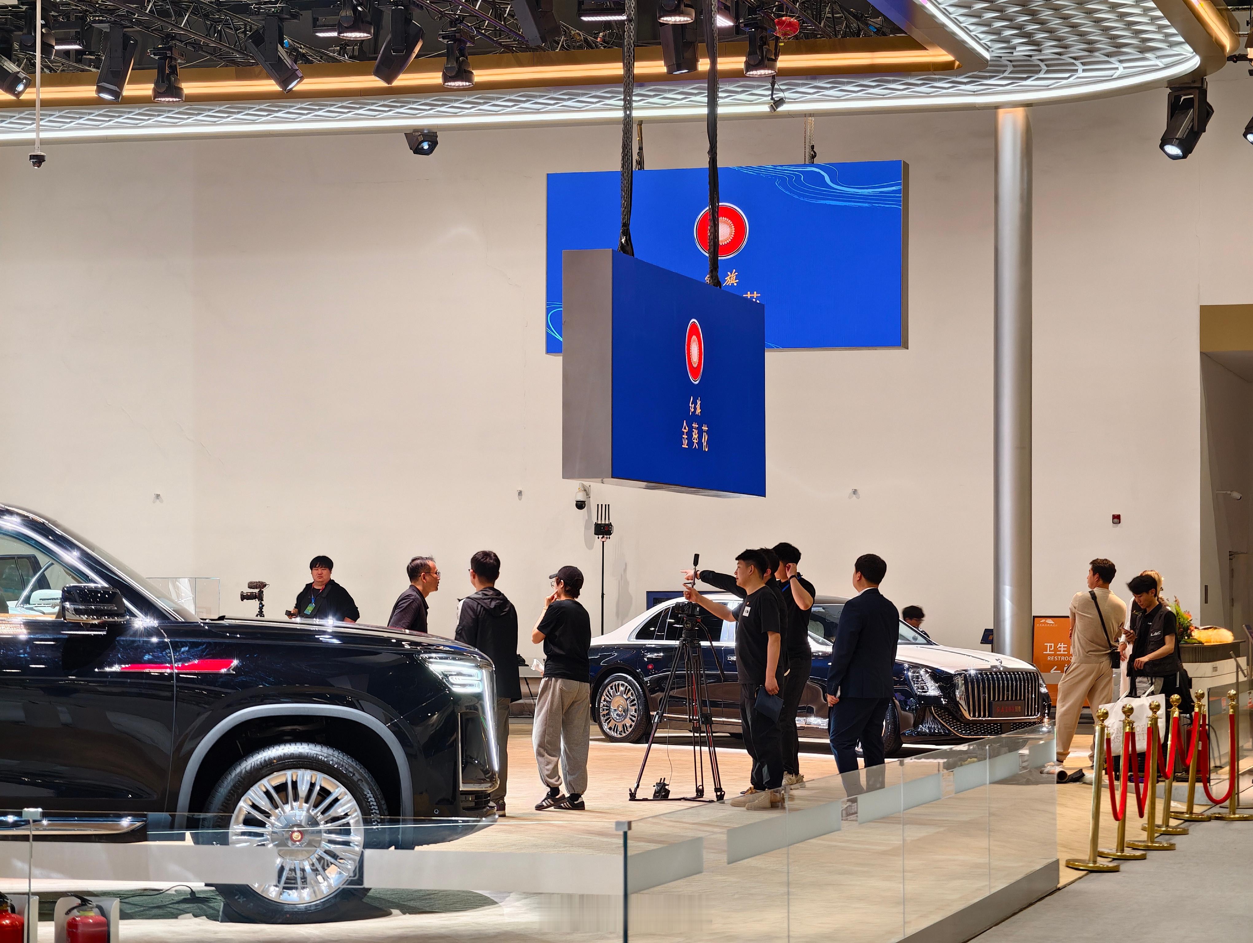 终于见识到了2026北京车展 完全闭馆后的样子。深夜的展台依旧亮着灯，还有值守的