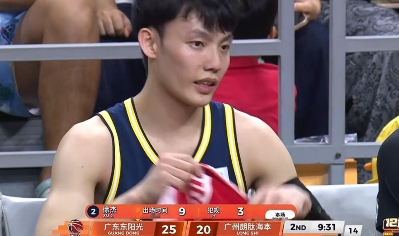 广州男篮调整的还是挺快的
广东宏远上半场打得有些挣扎
徐杰这个点如果一直被针对，