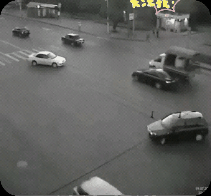 摩托车要飞起来了，十字路口一点也没有减速。直接撞到了左转黑色轿车的车上。黑色轿车