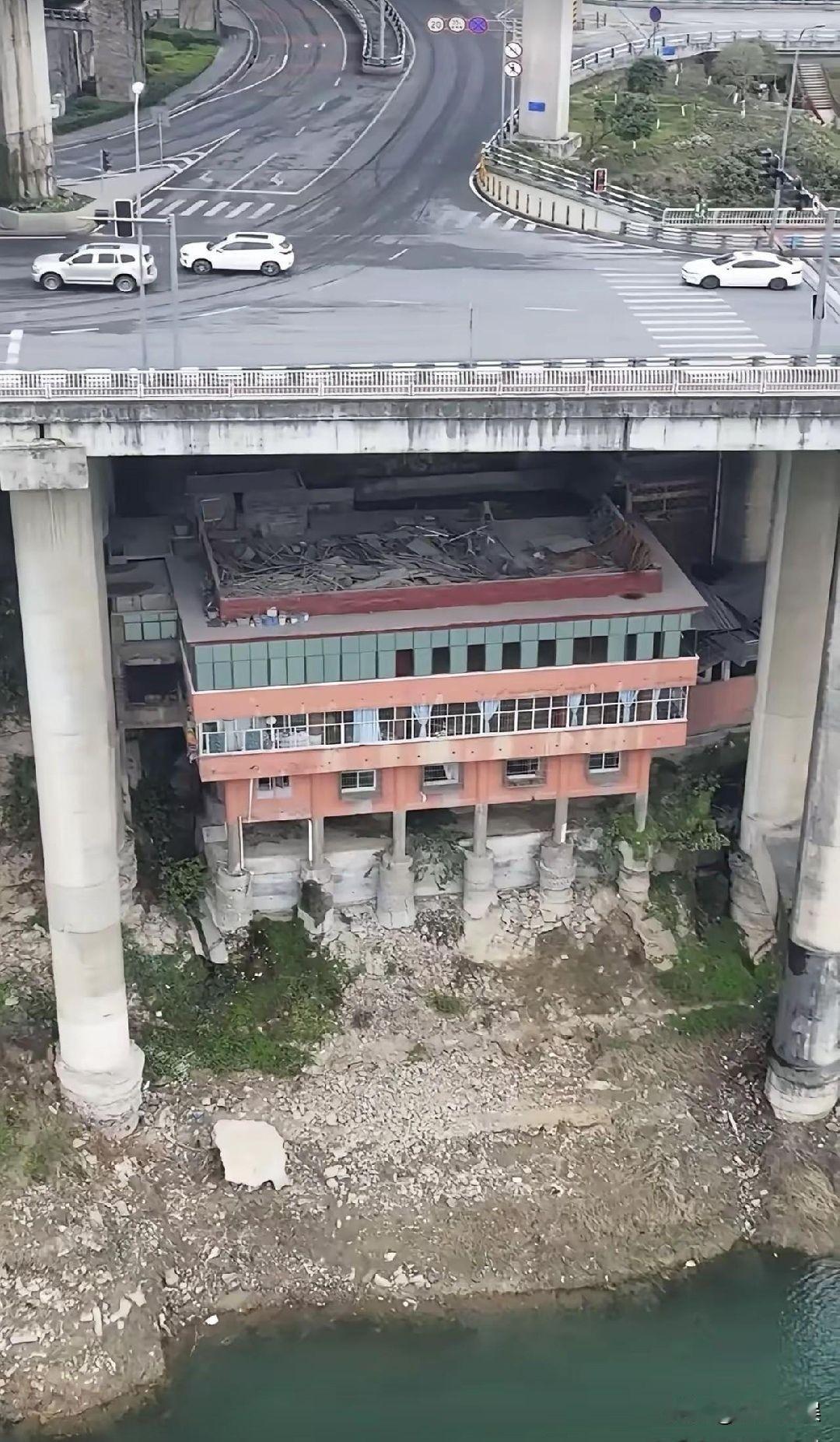最强钉子户！就是这样住不吵吗？