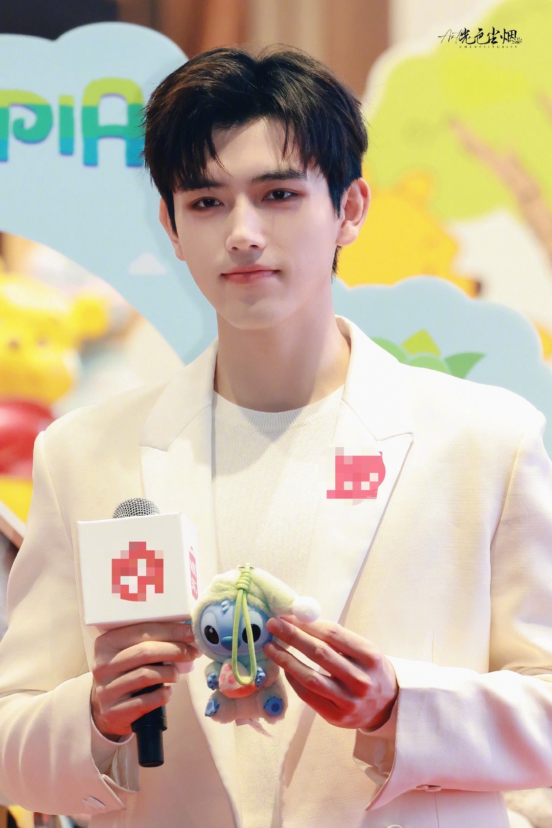 陈飞宇好像白马王子 ✨ 陈飞宇穿白西装好贵气 哦买嘎。。陈飞宇今天成都线下活动手