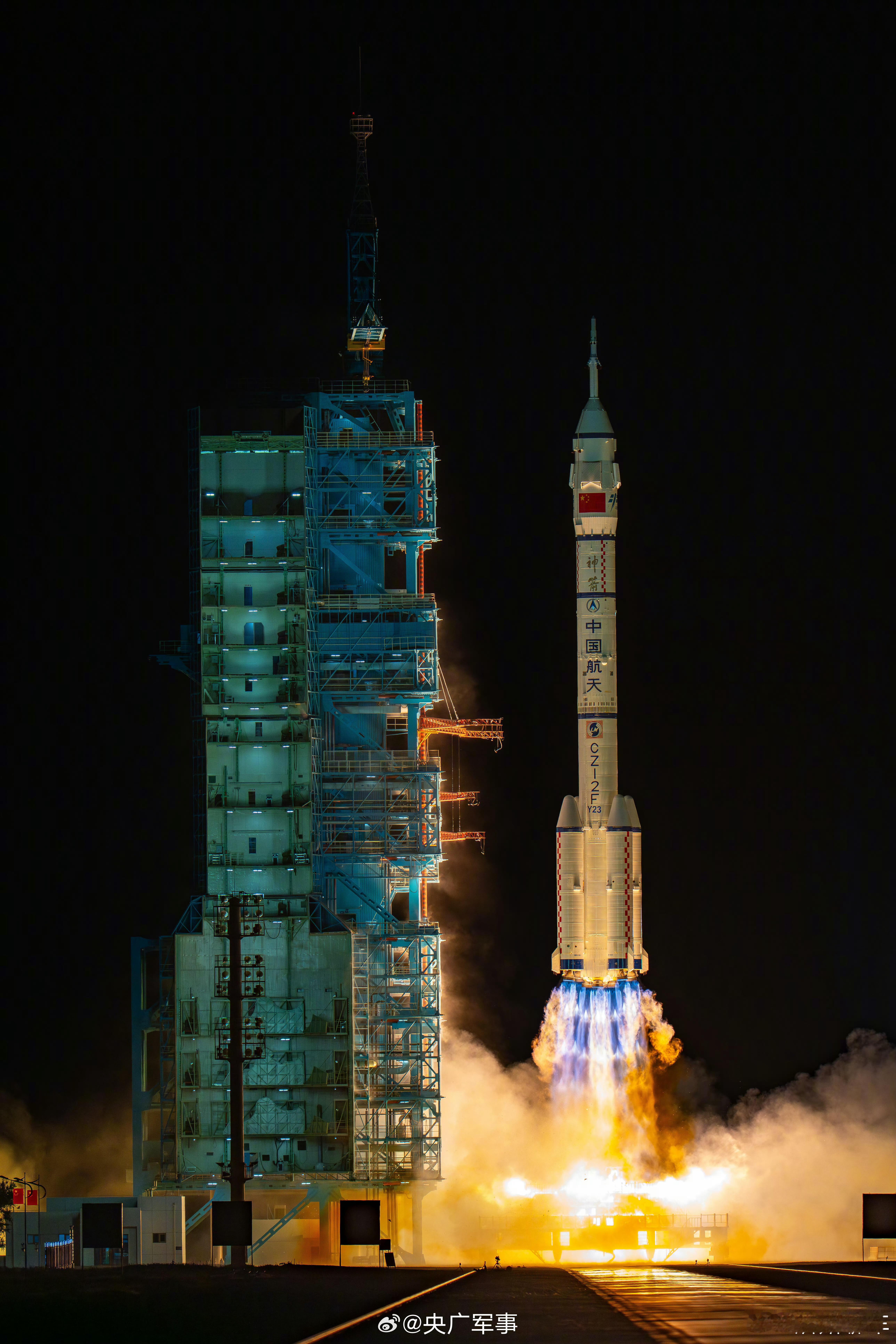 神23发射高清大图夜间发射真的太震撼了，好多地方的小伙伴都拍到了火箭划破长空～太