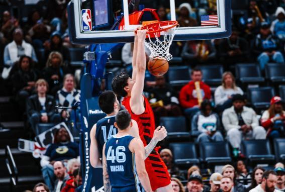 杨瀚森重扣、勾手连得4分三个重要意义！
北京时间12月8日，开拓者与灰熊的比赛来