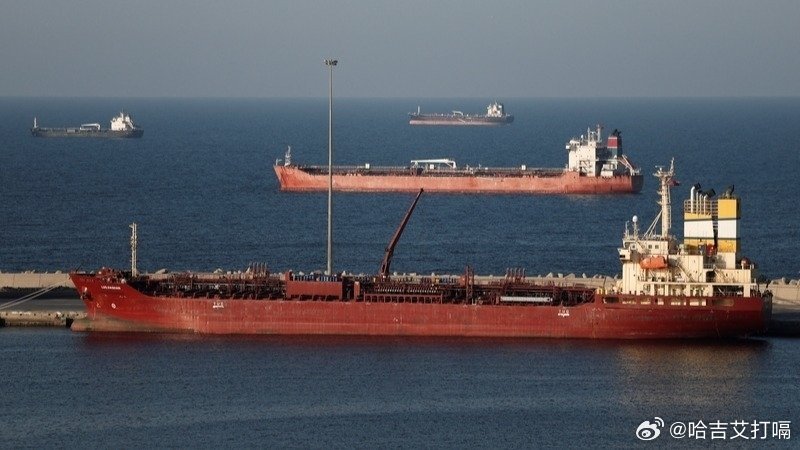 凤凰新闻【暴利之下，10艘希腊油轮夜闯霍尔木兹，“驶进敌人浴缸”】【文/观察者网