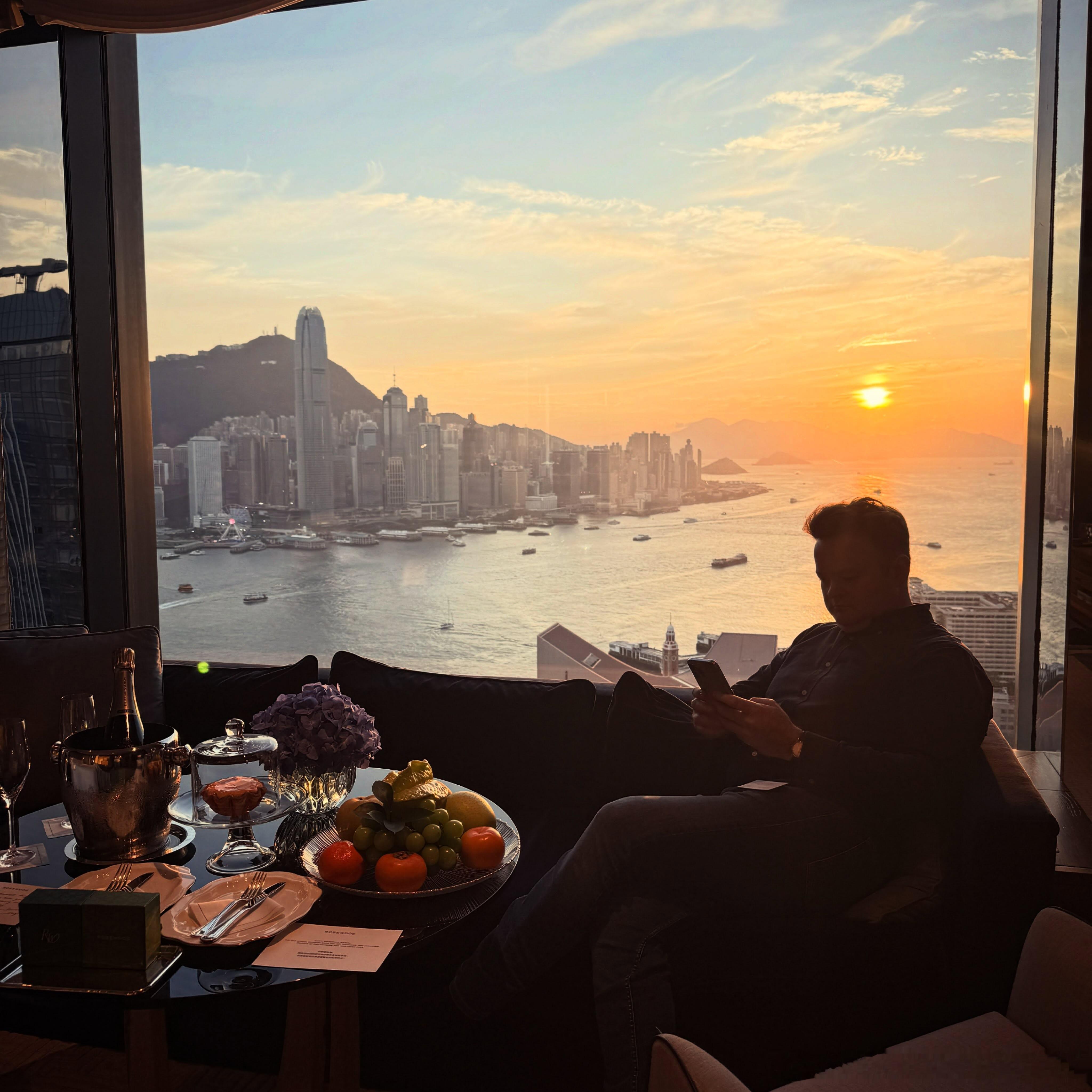已到达香港🇭🇰刚好赶上香港的日落🌇很高兴能先在这里过中秋，即将动身前往深圳