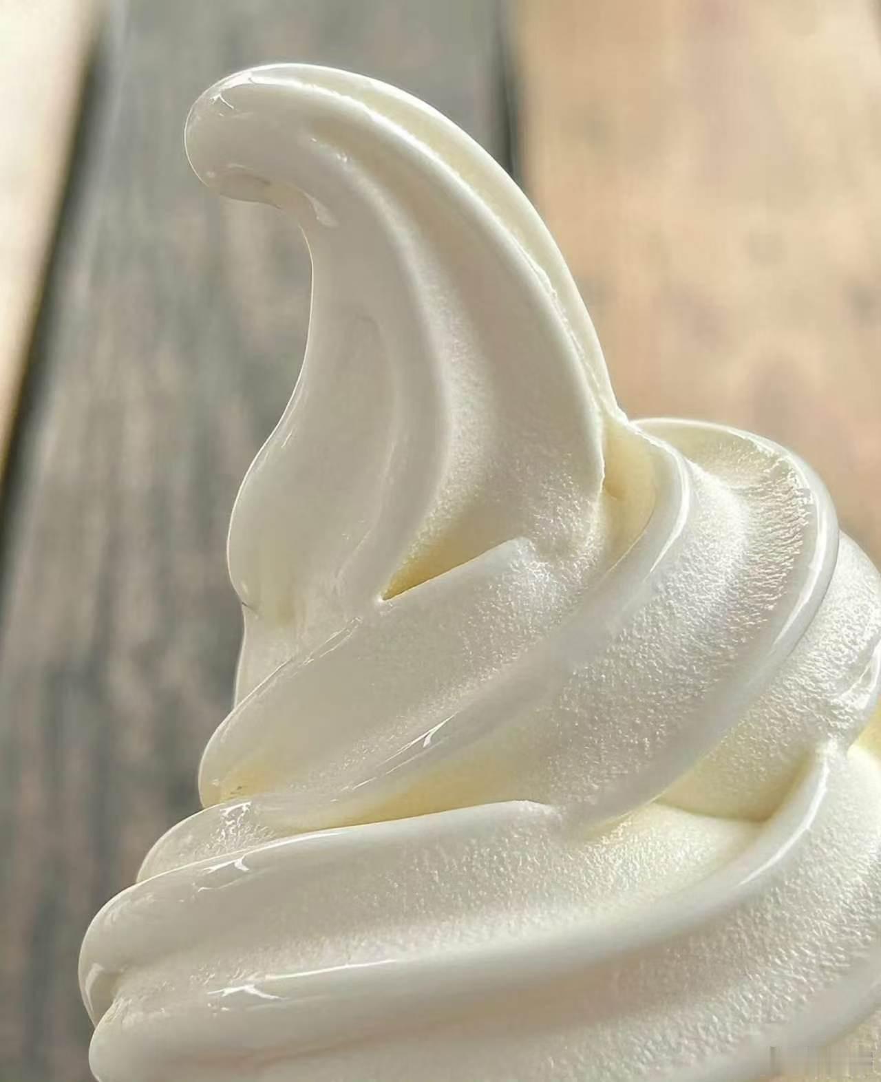 别人吃雪糕vs我吃雪糕中国冰淇淋成世界杯现场出圈单品同样是雪糕，氛围感吃法和赛场