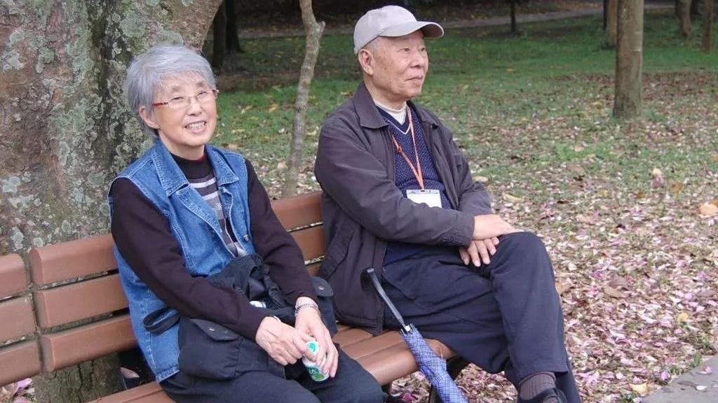 不到老之将至很多都是胡说
        今天早晨洗洗头，完事后照镜子，发现自己