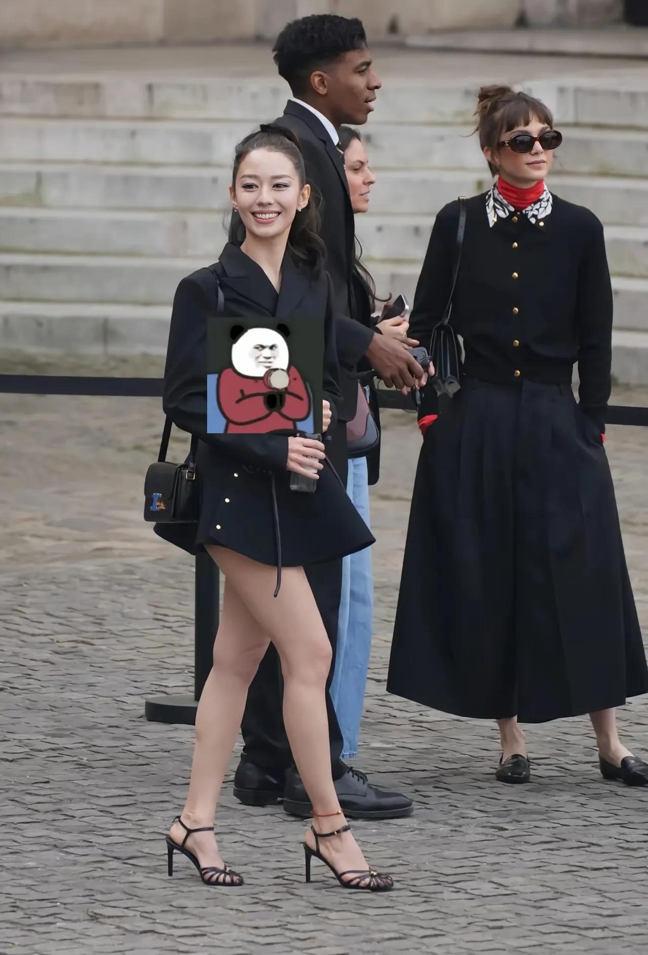 大方得体，一直觉得这是中国特有的词，只有中国脸才配用得上的词，没想到竟被照片中的