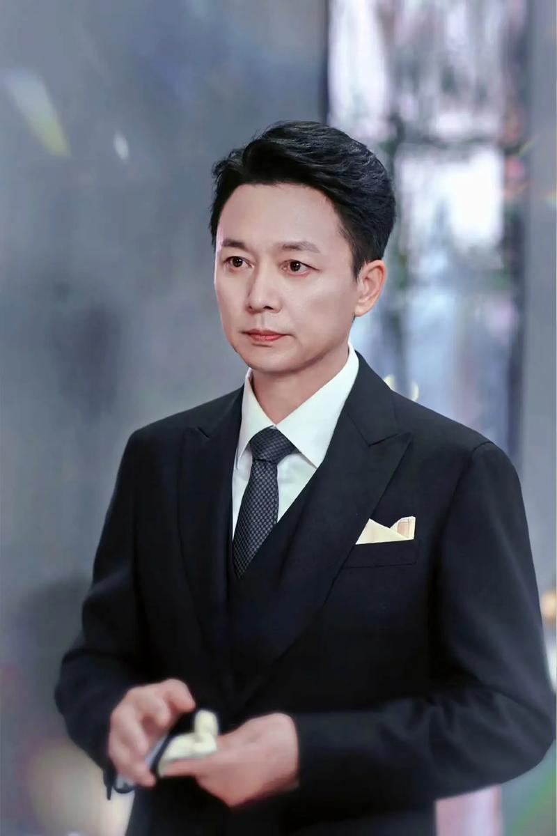 离婚净身出户独自养娃，45岁刘奕君苦尽甘来登顶视帝
 
说起老戏骨刘奕君，大伙都