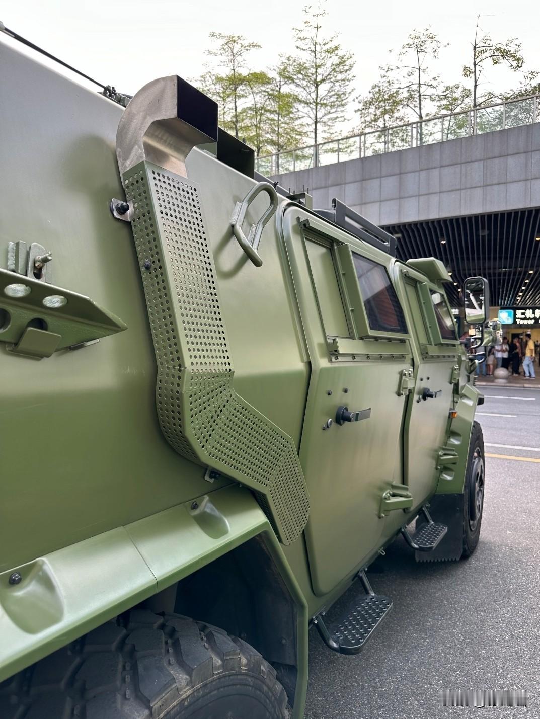 原来猛士车的排气管是设置在上方的。这意味着，车子的涉水深度近乎 2 米。因车身经